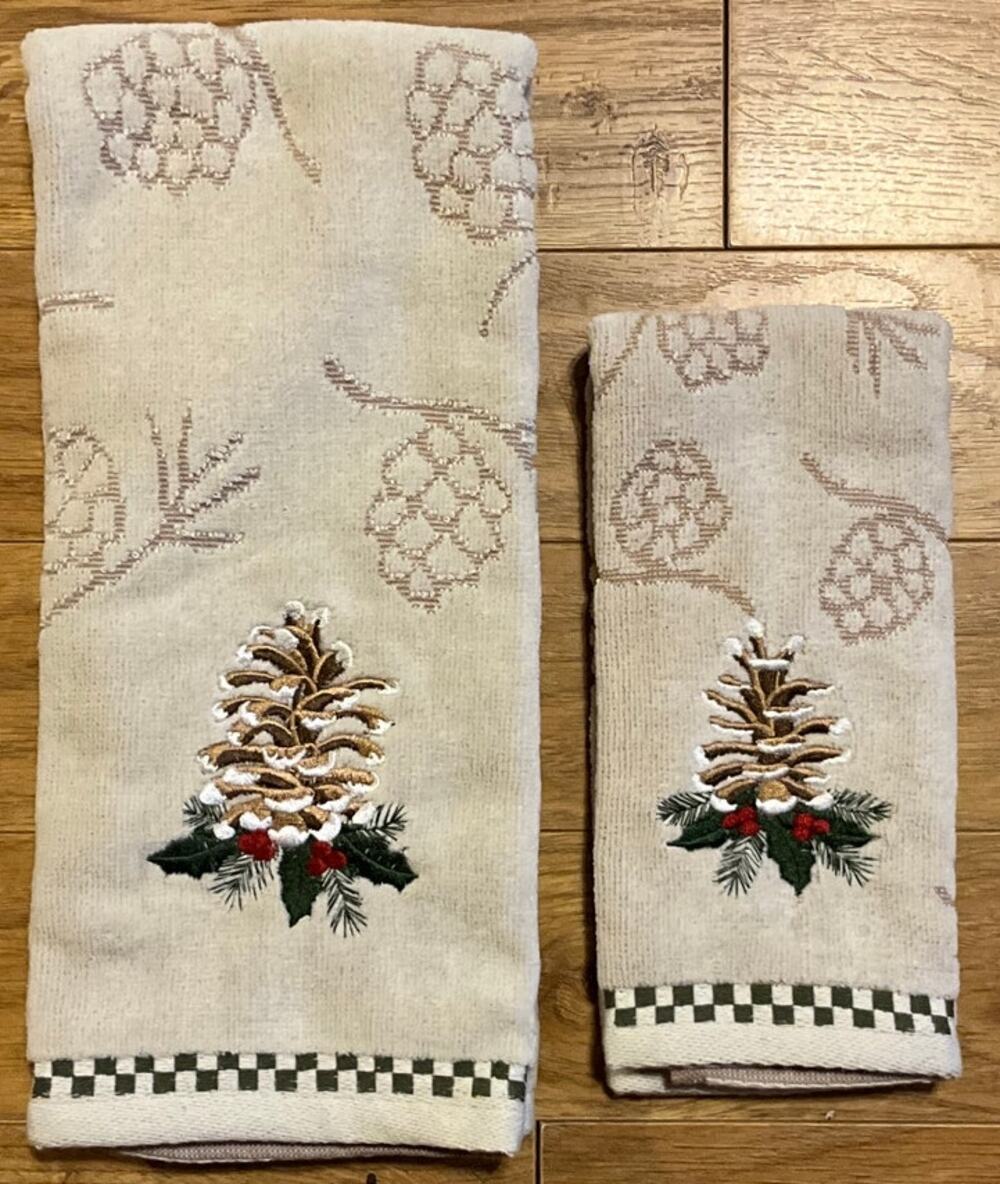 Set of Kitchen Bath Dish Hand Towels St. Nicholas Holly Snow Covered Pine Cone